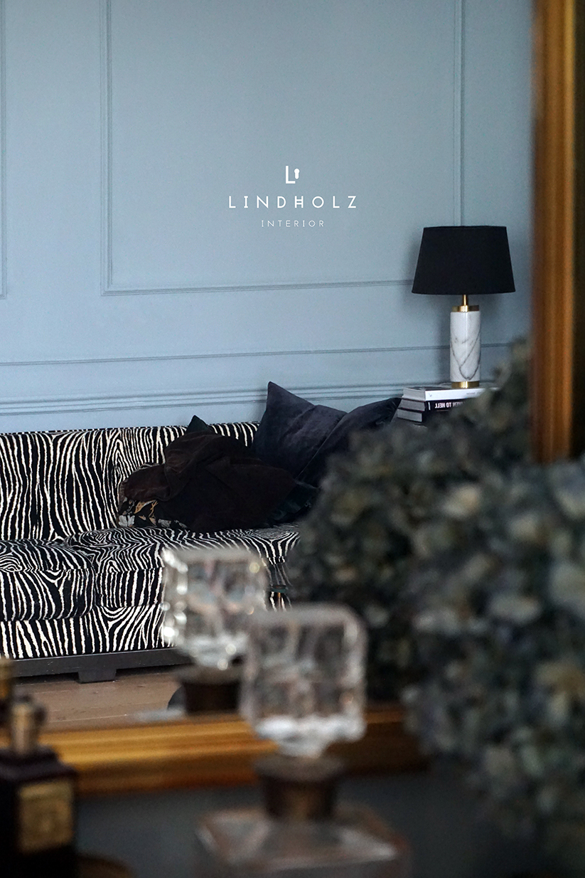lindholz interior design berlin eklektisch interior zebra sofa marmor tischleuchte